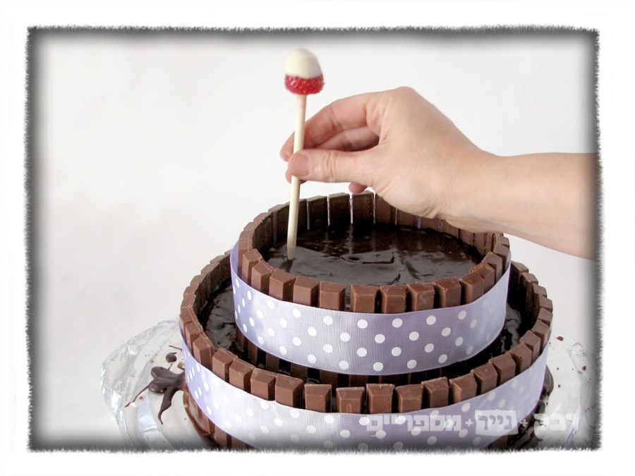 chocolate cake with kitlkat