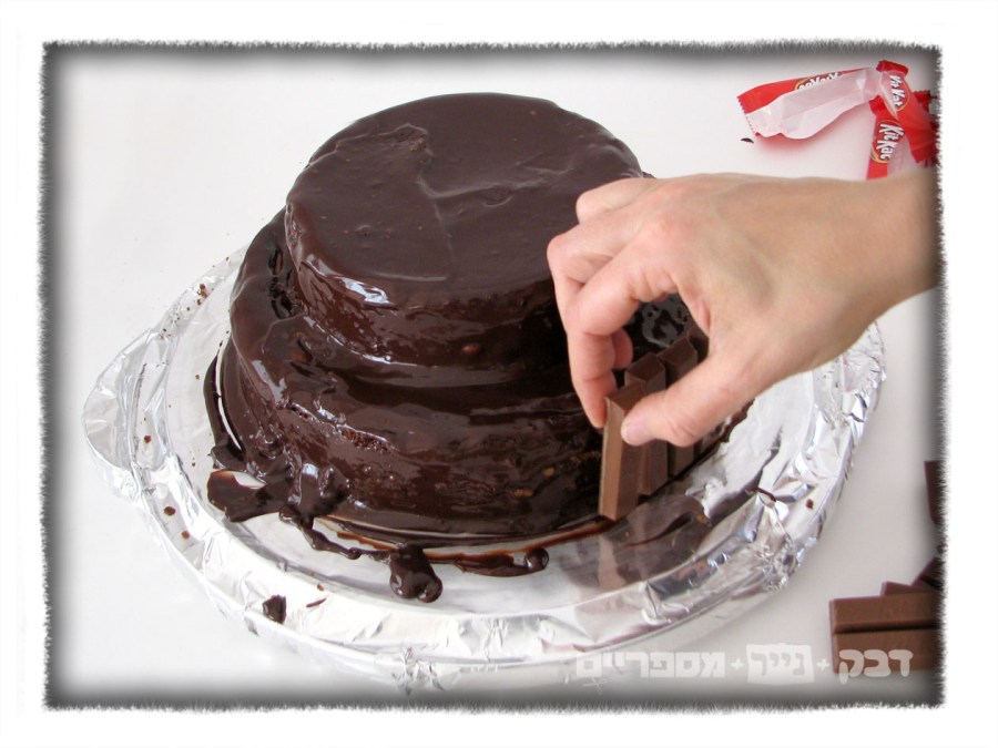 chocolate cake with kitlkat