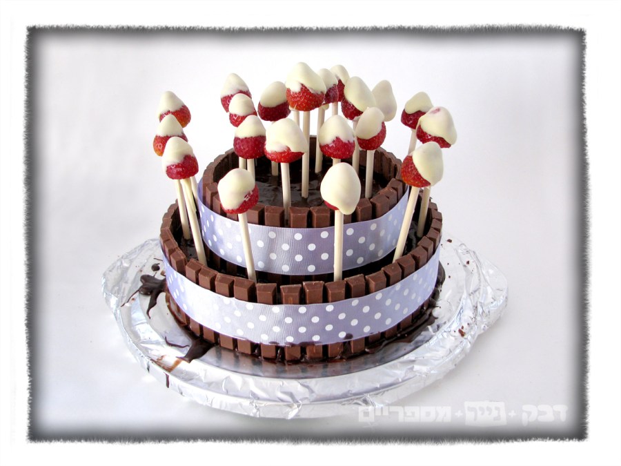 chocolate cake with kitlkat